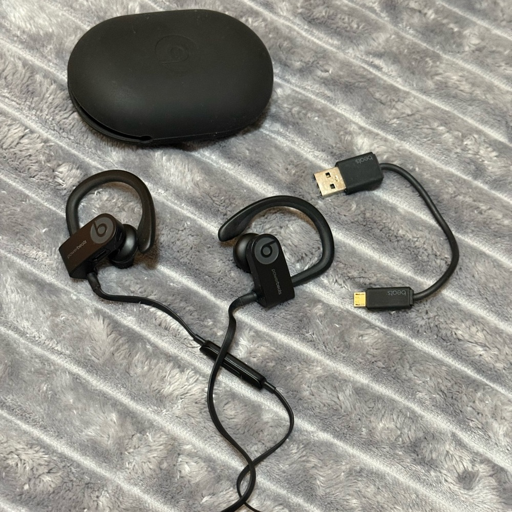 Black Wireless Earbuds with Charging Case BEATS”